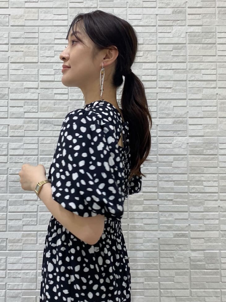 ブラウン系のサンダル、ベージュ系のキャミソール、ブラック系のワンピースを着用したレディースの夏コーディネートの9枚目の写真