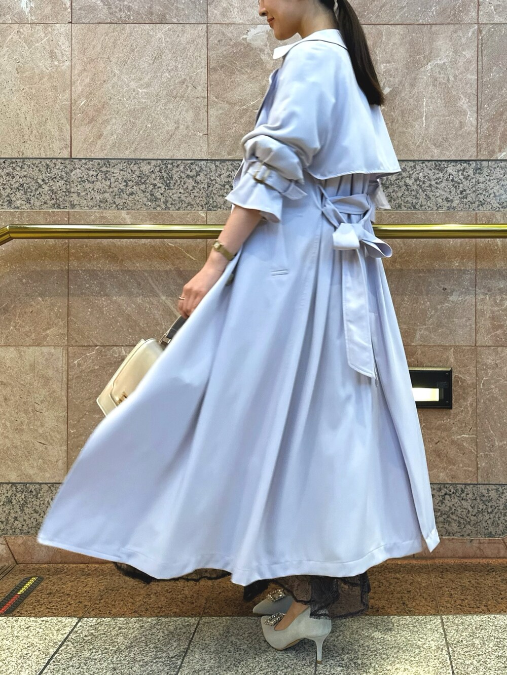 パープル系のスカート、パープル系のシャツ/ブラウス、シルバー系のハンドバッグを着用したレディースの冬コーディネートの4枚目の写真