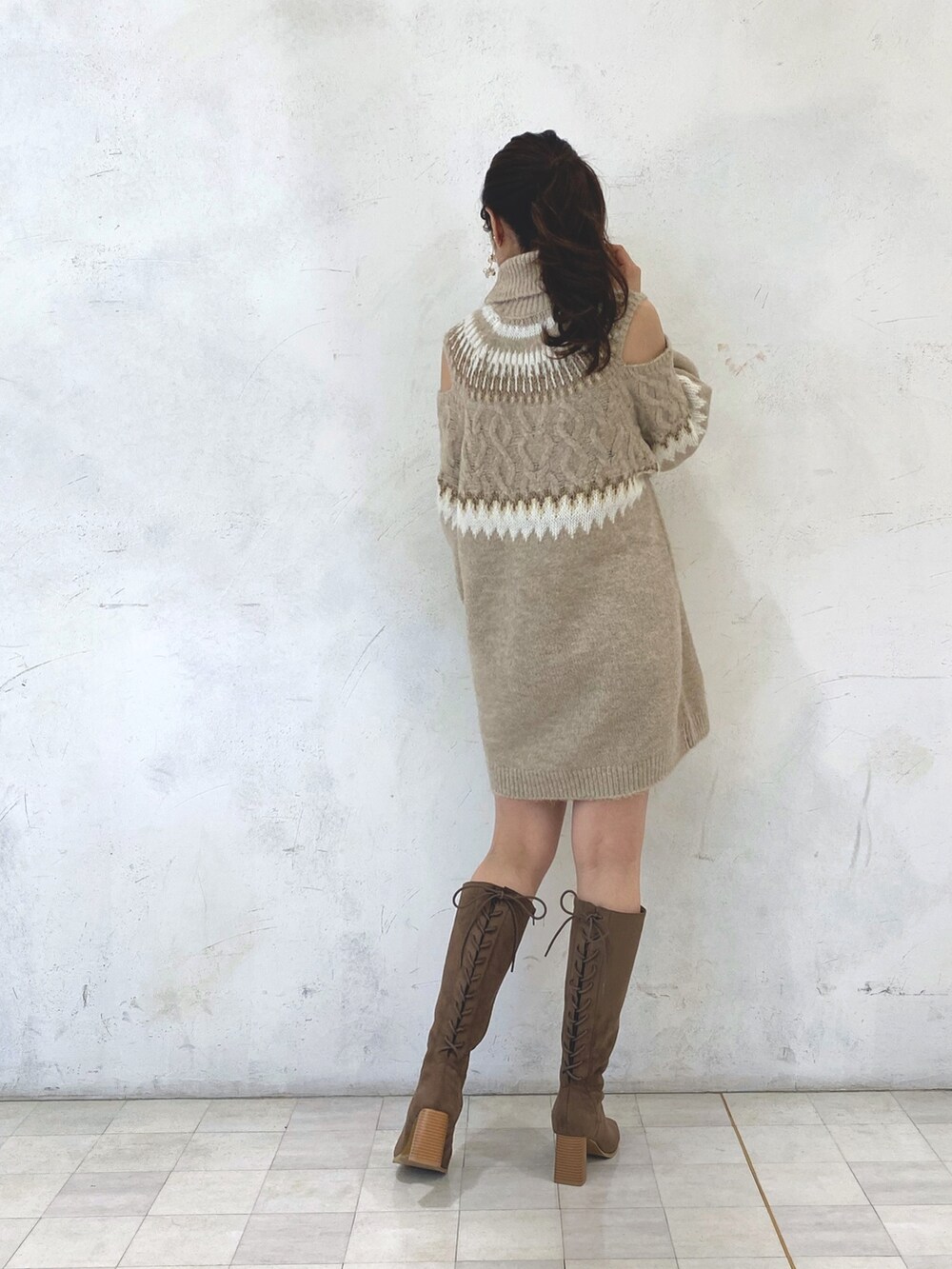 ブラウン系のブーツ、ベージュ系のニット/セーター、ベージュ系のニット/セーターを着用したレディースの秋コーディネートの4枚目の写真