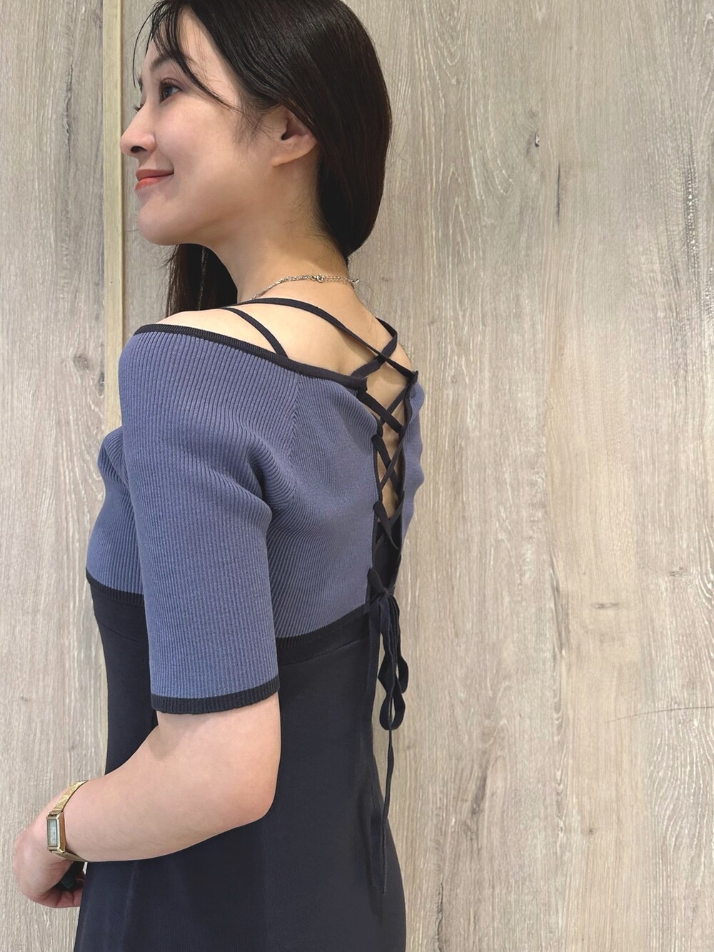 その他のサンダル、ブルー系のワンピース、シルバー系のネックレスを着用したレディースの夏コーディネートの6枚目の写真