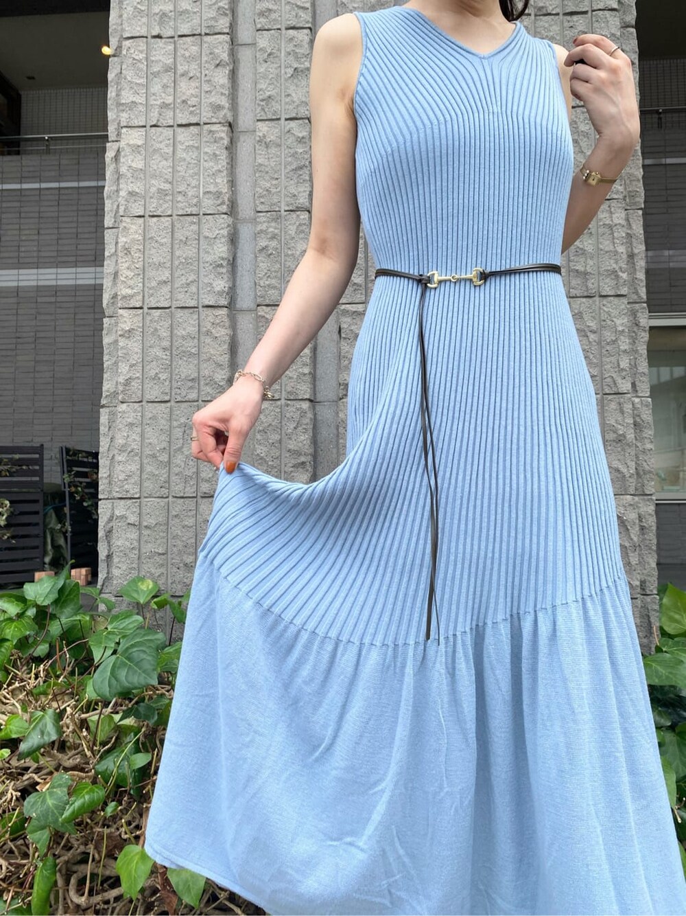 ブルー系のワンピース、ブラウン系のサンダル、ゴールド系のピアス（両耳用）を着用したレディースの夏コーディネートの3枚目の写真