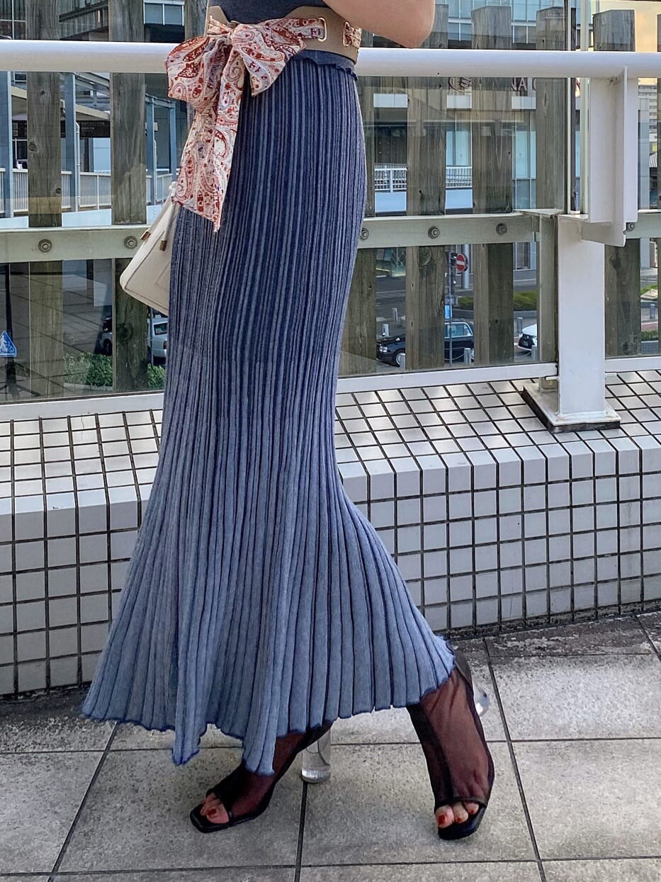 ブルー系のワンピース、ブラウン系のその他シューズ、ホワイト系のハンドバッグを着用したレディースの夏コーディネートの9枚目の写真