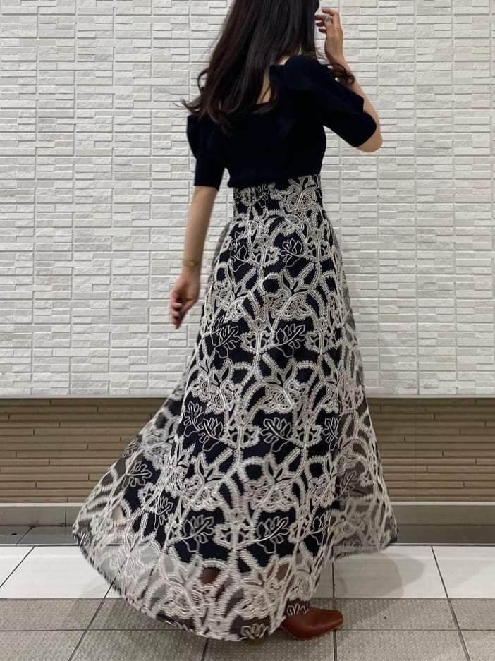 ベージュ系のキャミソール、ブラック系のニット/セーター、ブラック系のスカートを着用したレディースの夏コーディネートの4枚目の写真