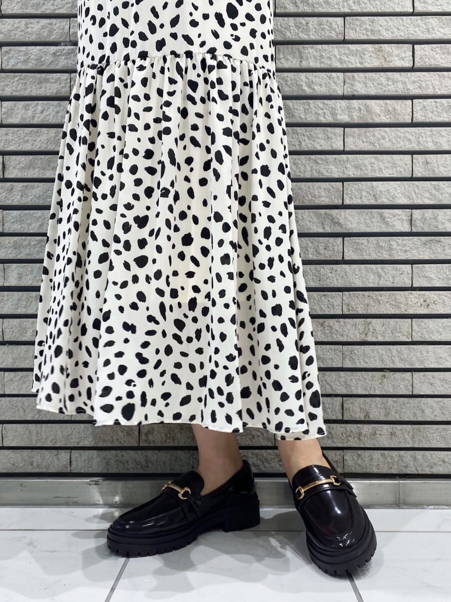 ブラウン系のローファー、ホワイト系のワンピースを着用したレディースの夏コーディネートの9枚目の写真