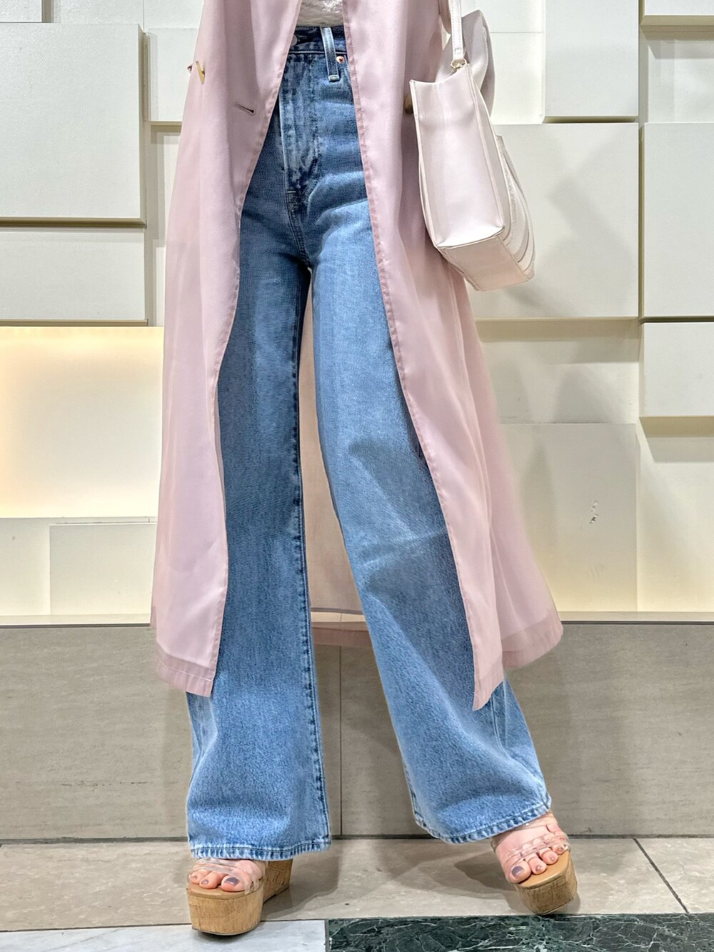 ホワイト系のキャミソール、その他のサンダル、ピンク系のトートバッグを着用したレディースの春コーディネートの8枚目の写真