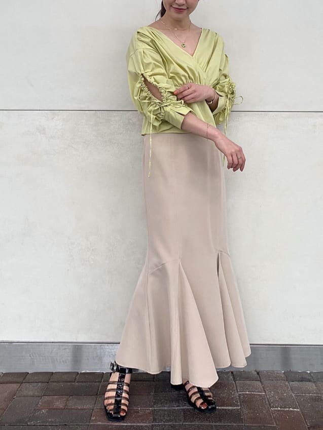 ホワイト系のTシャツ/カットソー、ブラック系のサンダル、イエロー系のシャツ/ブラウスを着用したレディースの春コーディネートの2枚目の写真