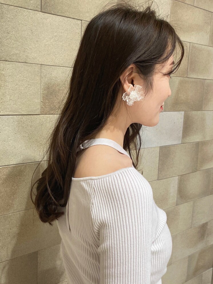 ベージュ系のトレンチコート、ベージュ系のトートバッグ、ホワイト系のニット/セーターを着用したレディースの冬コーディネートの5枚目の写真