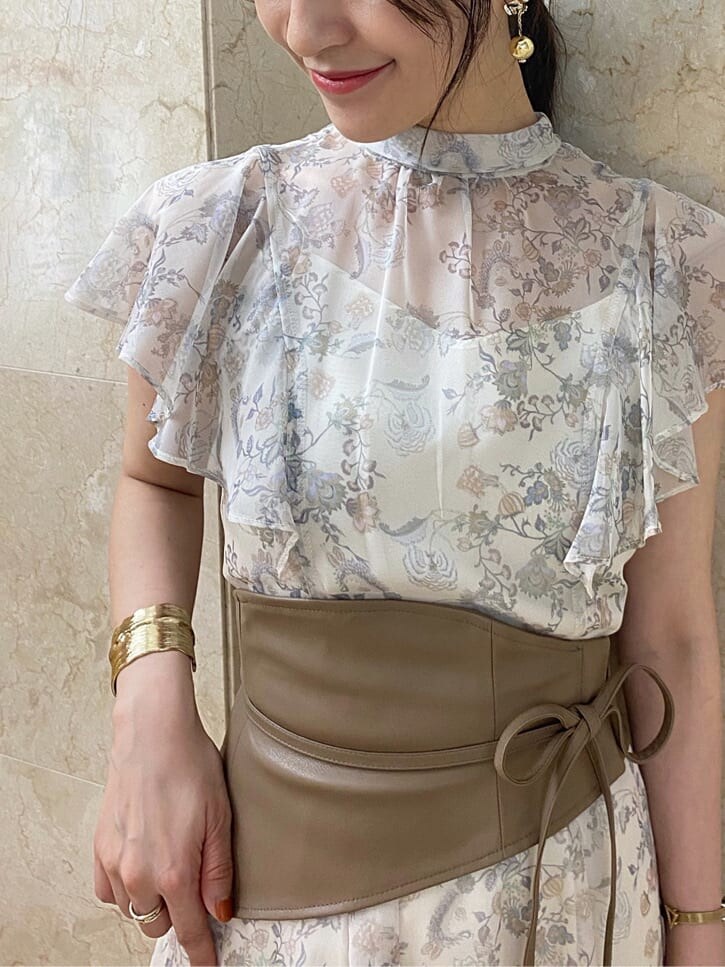 ベージュ系のTシャツ/カットソー、ベージュ系のワンピース、ブラウン系のその他シューズを着用したレディースの夏コーディネートの6枚目の写真