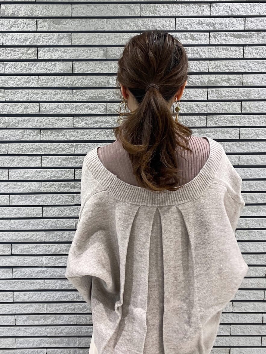 ホワイト系のTシャツ/カットソー、ベージュ系のニット/セーター、ホワイト系のその他パンツを着用したレディースの秋コーディネートの8枚目の写真