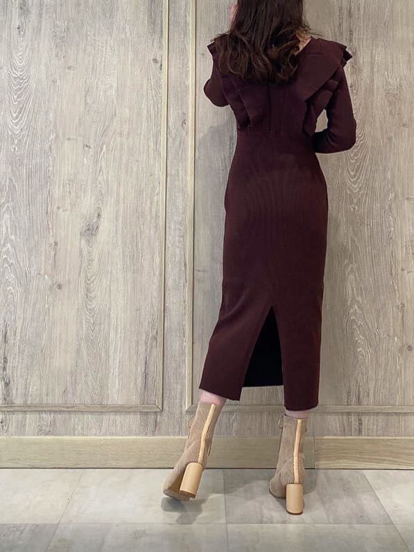 ブラウン系のワンピース、ベージュ系のブーツ、ゴールド系のネックレスを着用したレディースの冬コーディネートの3枚目の写真