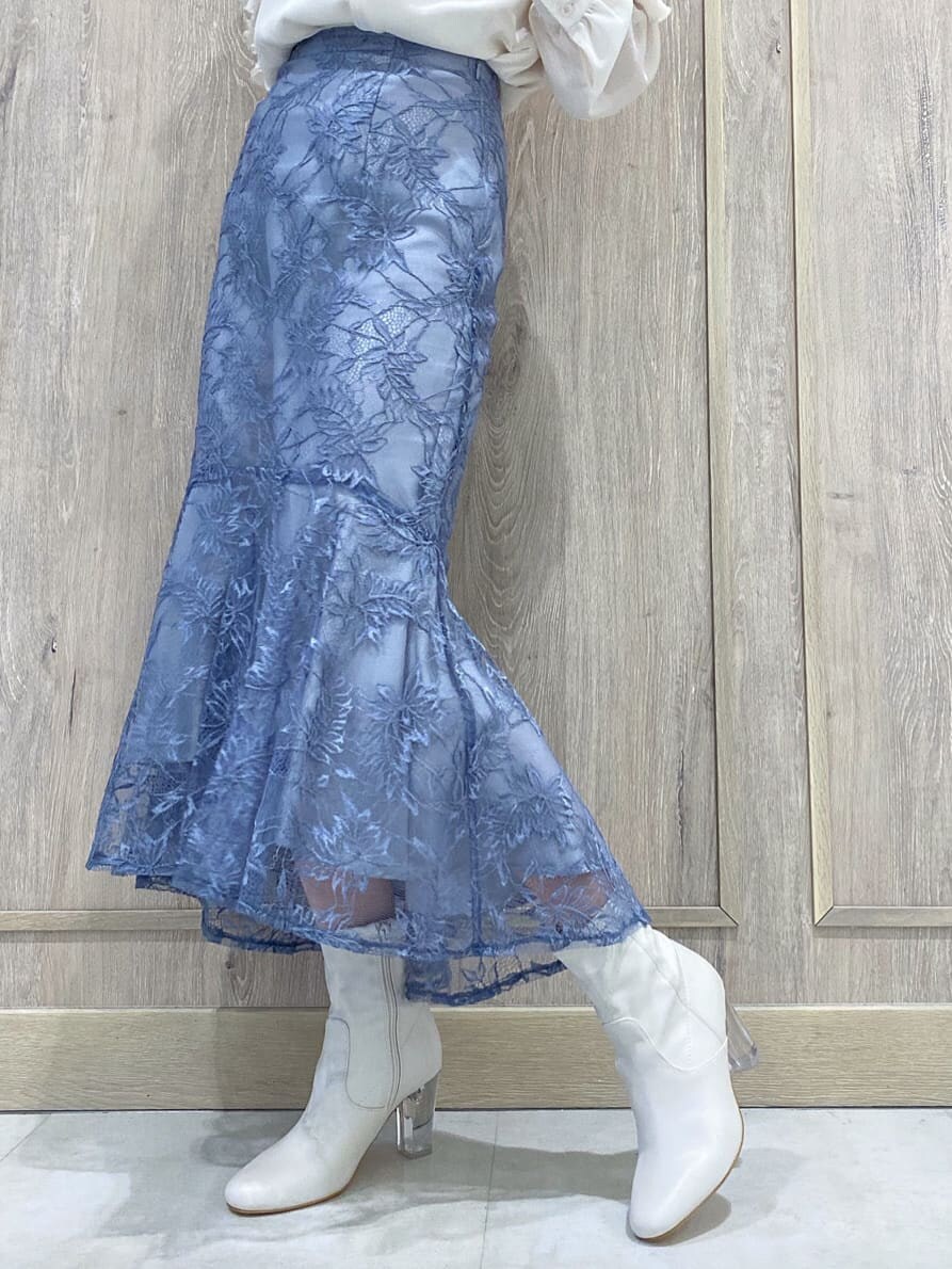 ブルー系のスカート、ホワイト系のTシャツ/カットソー、グリーン系のブルゾンを着用したレディースの冬コーディネートの3枚目の写真