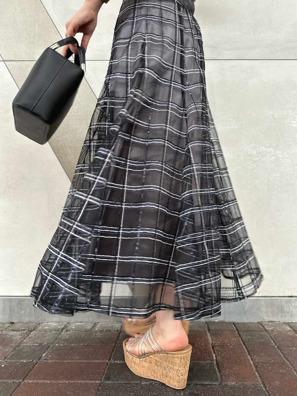 その他のサンダル、ブラック系のハンドバッグ、ブルー系のニット/セーターを着用したレディースの春コーディネートの9枚目の写真