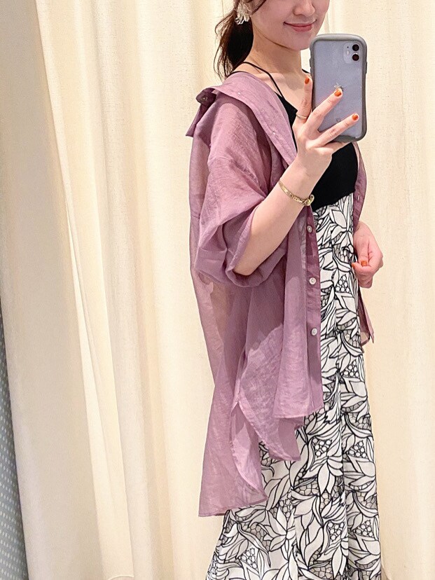 パープル系のシャツ/ブラウス、シルバー系のサンダル、ブラック系のワンピースを着用したレディースの春コーディネートの3枚目の写真