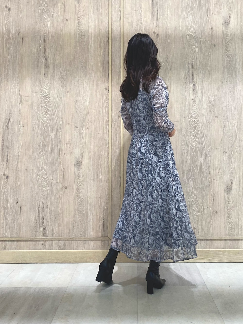 ブラック系のブーツ、グレー系のワンピースを着用したレディースの秋コーディネートの4枚目の写真