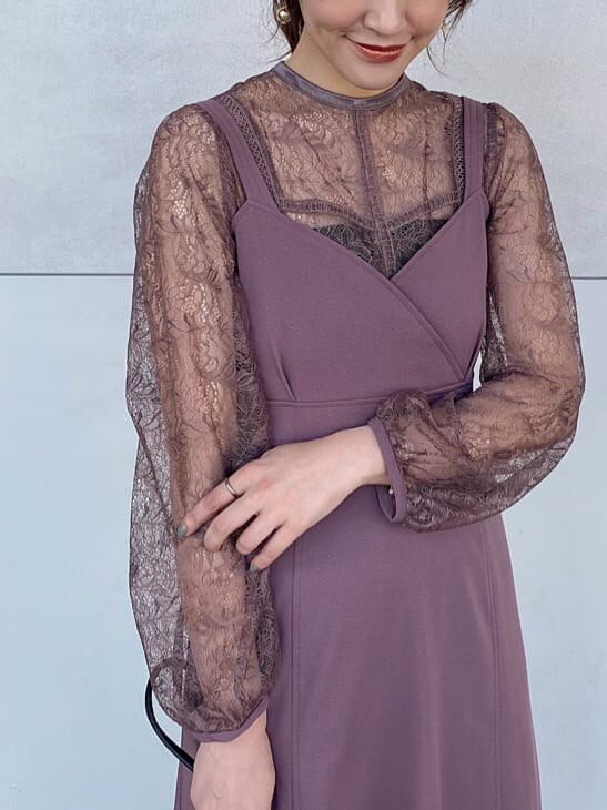 ブラウン系のその他シューズ、その他のチェスターコート、ブラック系のハンドバッグを着用したレディースの秋コーディネートの8枚目の写真