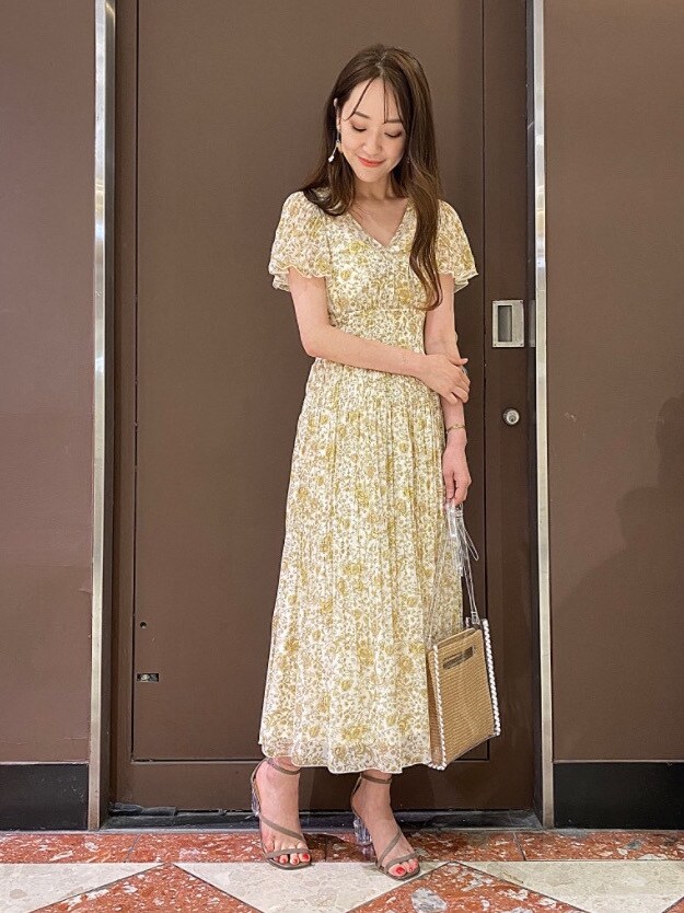 ブラウン系のサンダル、その他のハンドバッグを着用したレディースの夏コーディネートの2枚目の写真