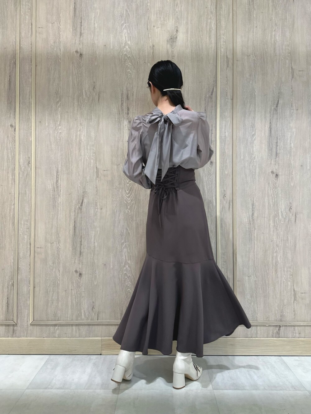 ホワイト系のブーツ、グレー系のシャツ/ブラウス、ブラウン系のスカートを着用したレディースの冬コーディネートの5枚目の写真