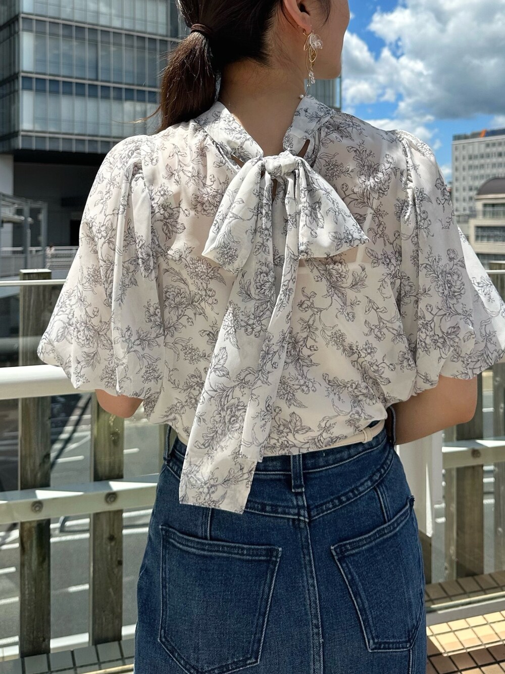 その他のサンダル、ブルー系のデニムスカート、グレー系のシャツ/ブラウスを着用したレディースの夏コーディネートの6枚目の写真