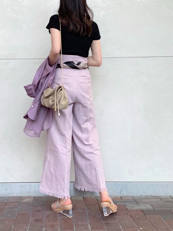 パープル系のシャツ/ブラウス、ピンク系のその他パンツ、ベージュ系のサンダルを着用したレディースの春コーディネートの6枚目の写真