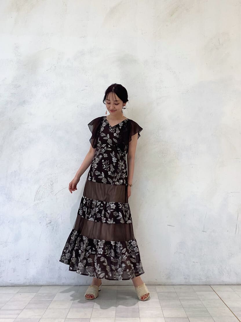 ホワイト系のサンダル、ホワイト系のTシャツ/カットソー、ブラウン系のワンピースを着用したレディースの春コーディネートの5枚目の写真