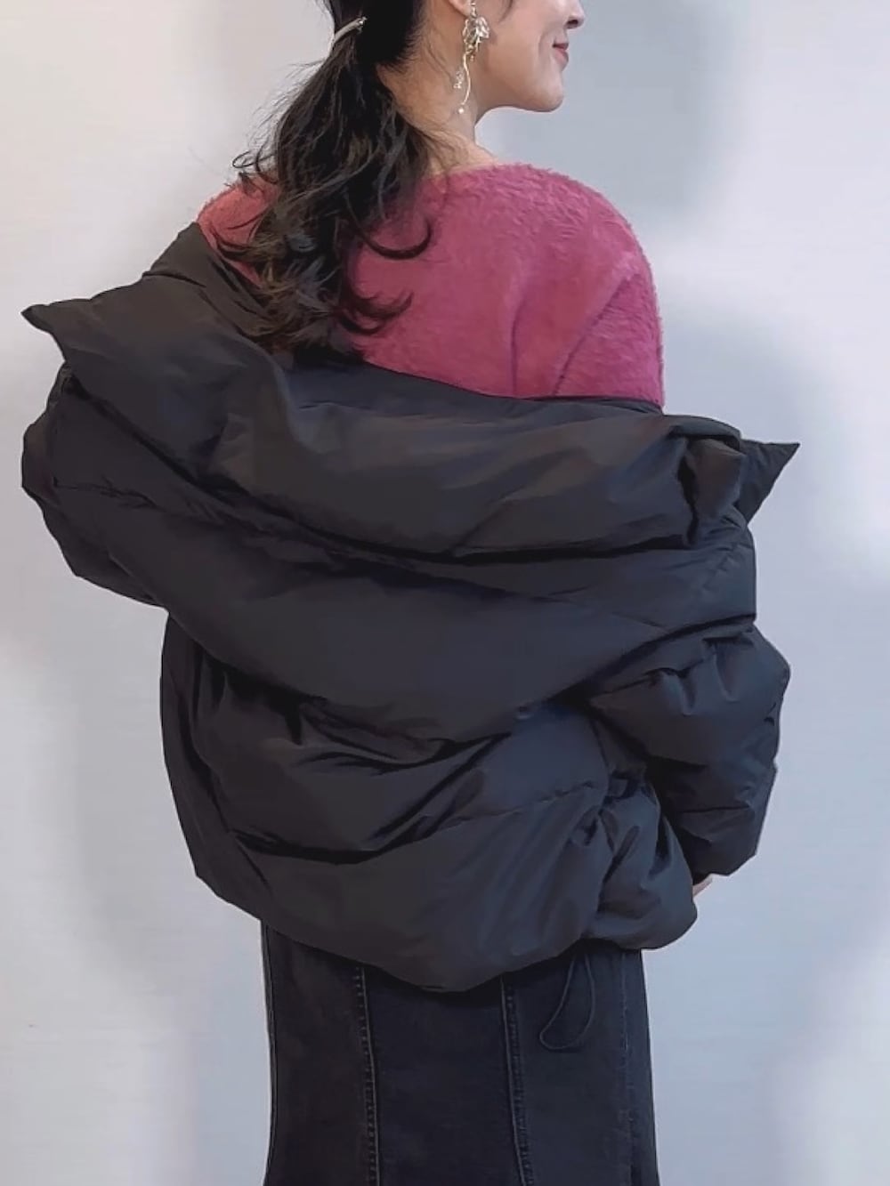 ブラウン系のブーツ、ブラック系のデニムスカート、ブラック系のダウンジャケット/コートを着用したレディースの冬コーディネートの5枚目の写真