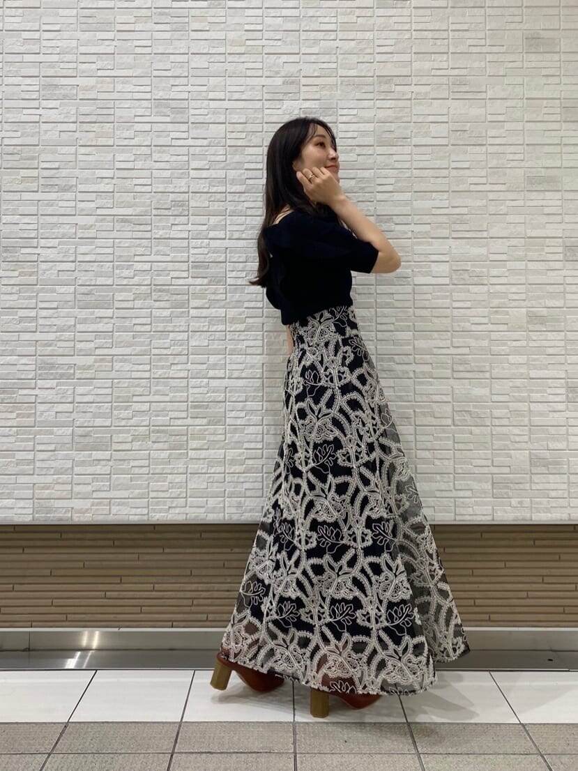 ベージュ系のキャミソール、ブラック系のニット/セーター、ブラック系のスカートを着用したレディースの夏コーディネートの3枚目の写真