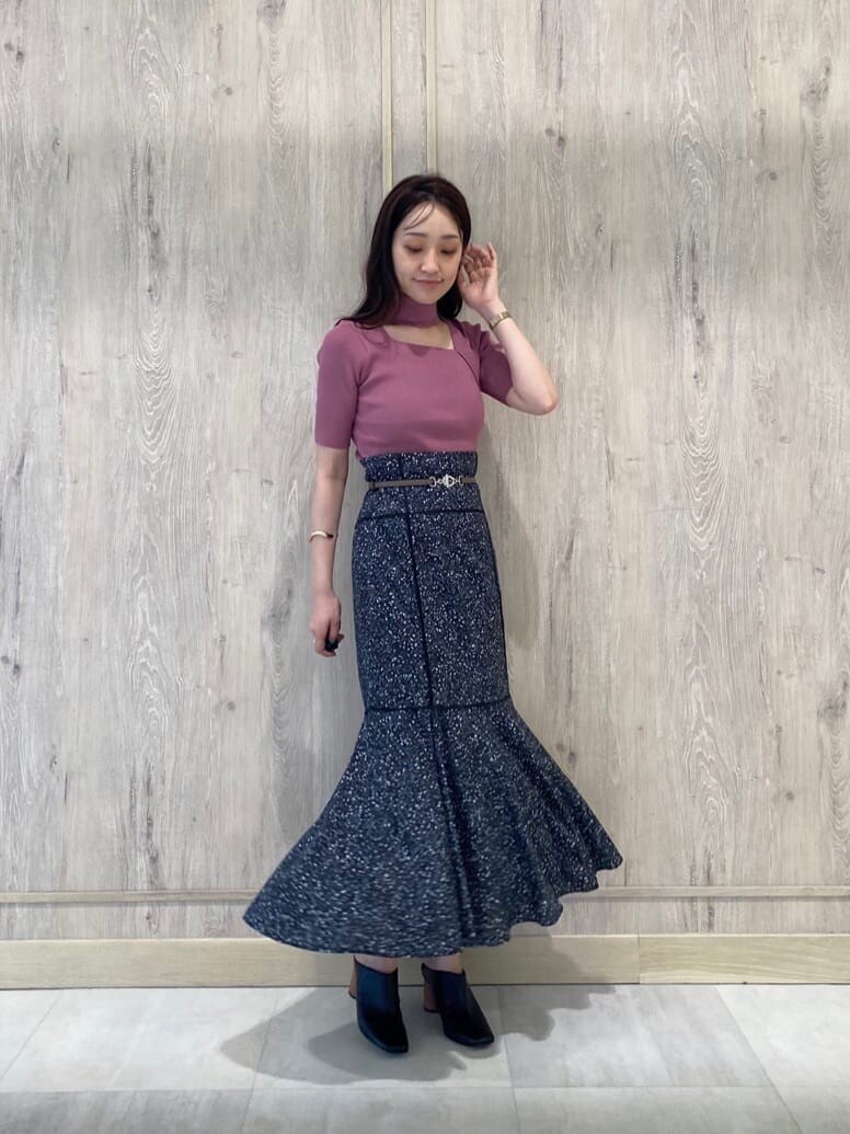 ブラック系のサンダル、ベージュ系のキャミソール、ブラック系のスカートを着用したレディースの夏コーディネートの4枚目の写真