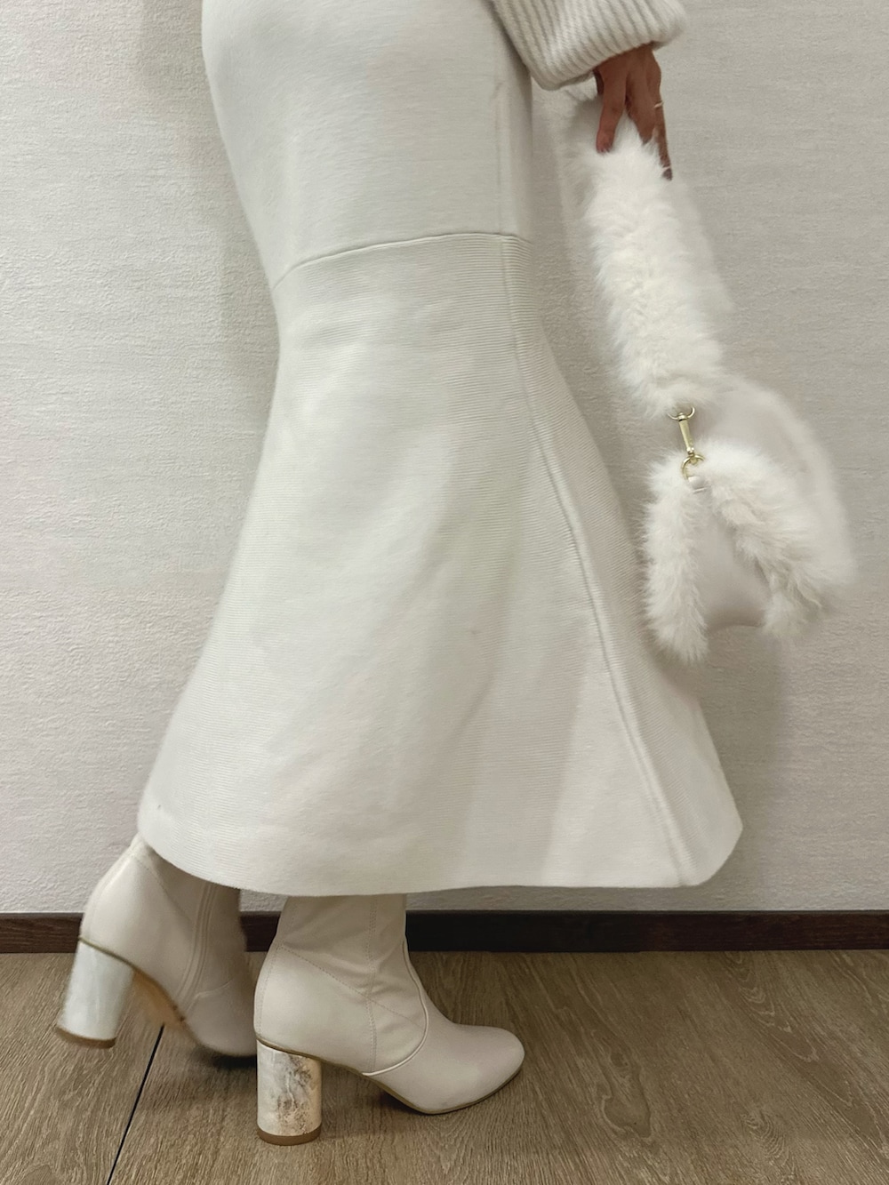 ホワイト系のワンピース、ホワイト系のショルダーバッグ、ホワイト系のブーツを着用したレディースの秋コーディネートの7枚目の写真