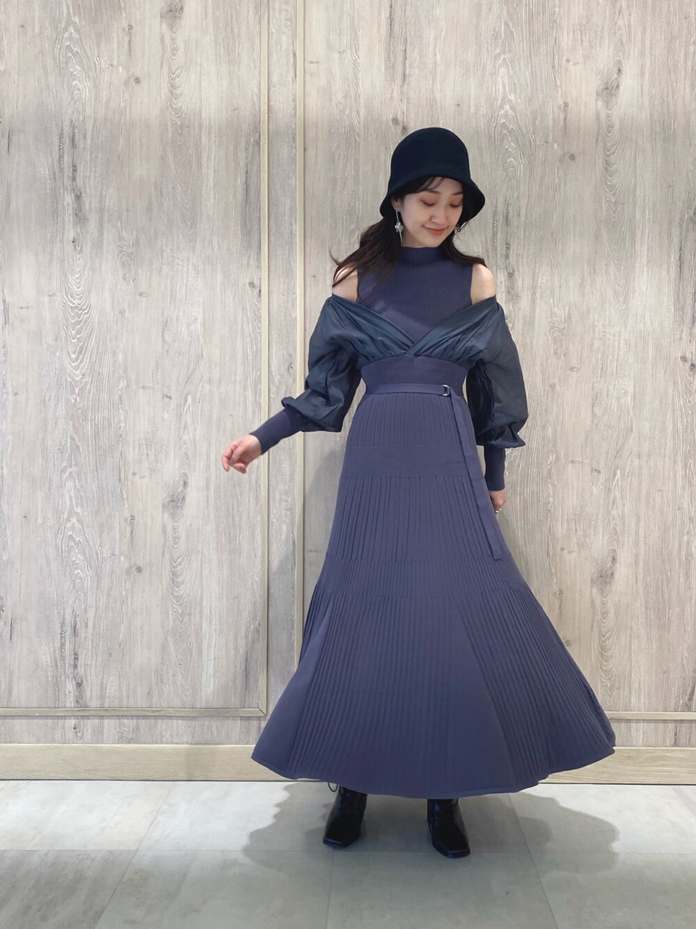 ブルー系のワンピース、ブルー系のワンピース、ブラック系のブーツを着用したレディースの冬コーディネートの2枚目の写真