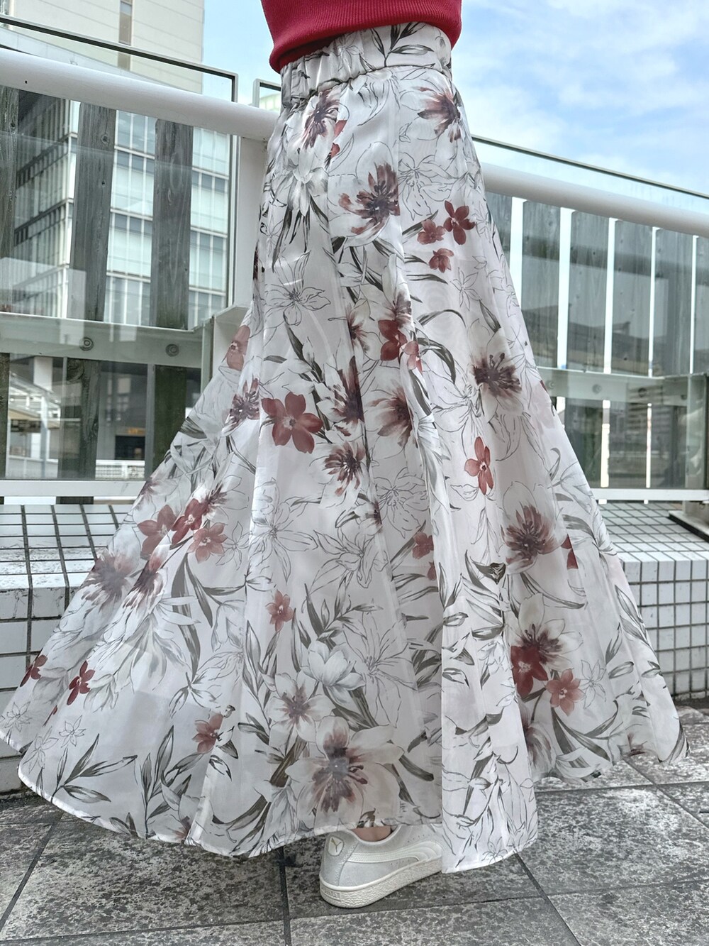「 MERCURYDUO、マーキュリーデュオ(MERCURYDUO)、マーキュリーデュオ、赤コーデ、スニーカー 白、スニーカースタイル、スニーカー女子、大人フェミニン」｜「PUMAのPUMA×MERCURYDUO スウェードクラシック（スニーカー、グレー系）」を使った、村岡愛美さん（レディース・162cm）の春コーディネートの10枚目の写真