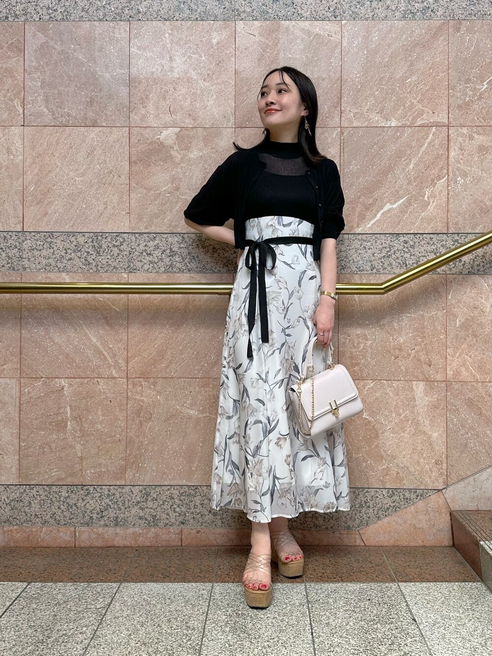 その他のサンダル、ピンク系のショルダーバッグ、ブラック系のワンピースを着用したレディースの春コーディネートの3枚目の写真