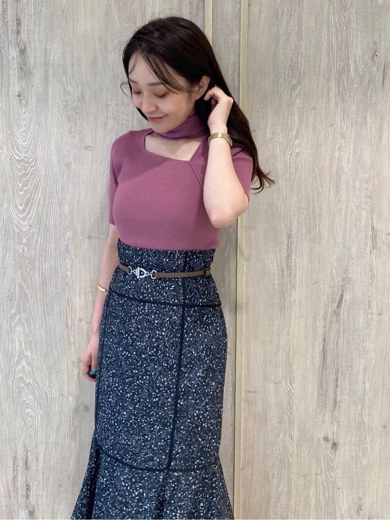 ブラック系のサンダル、ベージュ系のキャミソール、ブラック系のスカートを着用したレディースの夏コーディネートの2枚目の写真