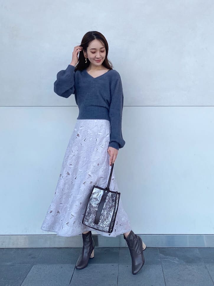 ブラウン系のハンドバッグ、ブラウン系のその他シューズ、ピンク系のスカートを着用したレディースの秋コーディネートの2枚目の写真