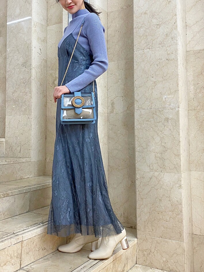 ホワイト系のブーツ、その他のイヤリングを着用したレディースの冬コーディネートの2枚目の写真