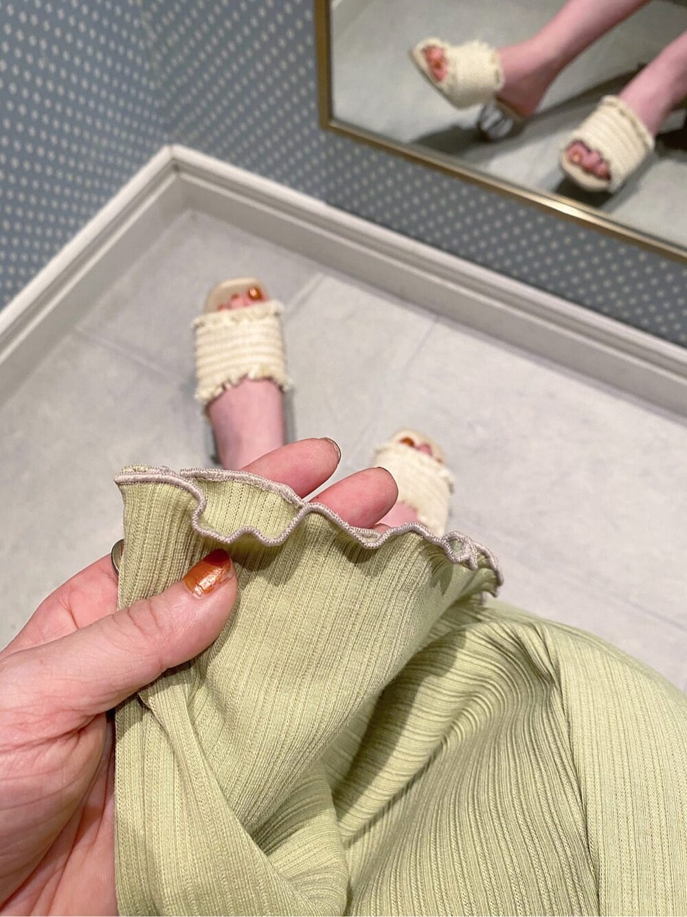 ホワイト系のシャツ/ブラウス、ホワイト系のサンダル、シルバー系のピアス（両耳用）を着用したレディースの夏コーディネートの7枚目の写真