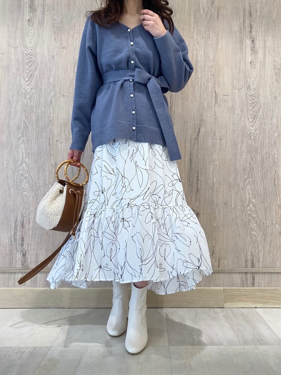 ホワイト系のその他シューズ、ホワイト系のその他アウター、ブルー系のワンピースを着用したレディースの秋コーディネートの4枚目の写真