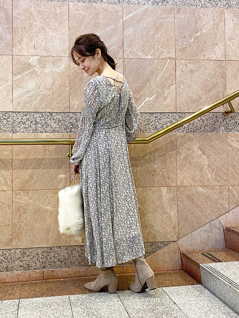 グレー系のワンピースを着用したレディースの秋コーディネートの5枚目の写真