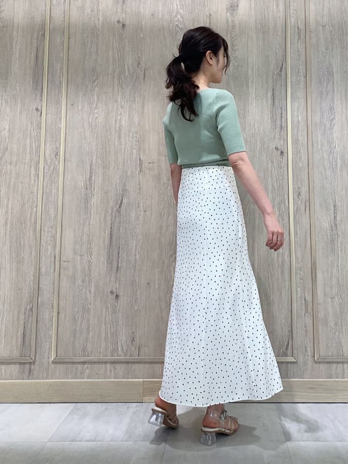 ホワイト系のTシャツ/カットソー、イエロー系のショルダーバッグ、その他のサンダルを着用したレディースの春コーディネートの5枚目の写真