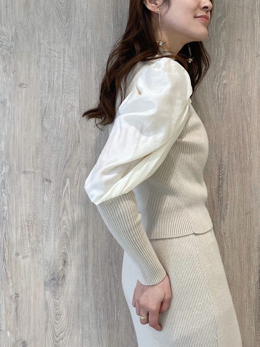 ブラウン系のその他シューズ、ゴールド系のイヤリング、ピンク系の福袋/福箱を着用したレディースの秋コーディネートの10枚目の写真