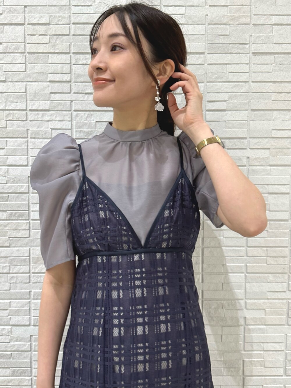 パープル系のワンピース、その他のサンダル、シルバー系のイヤリングを着用したレディースの夏コーディネートの4枚目の写真