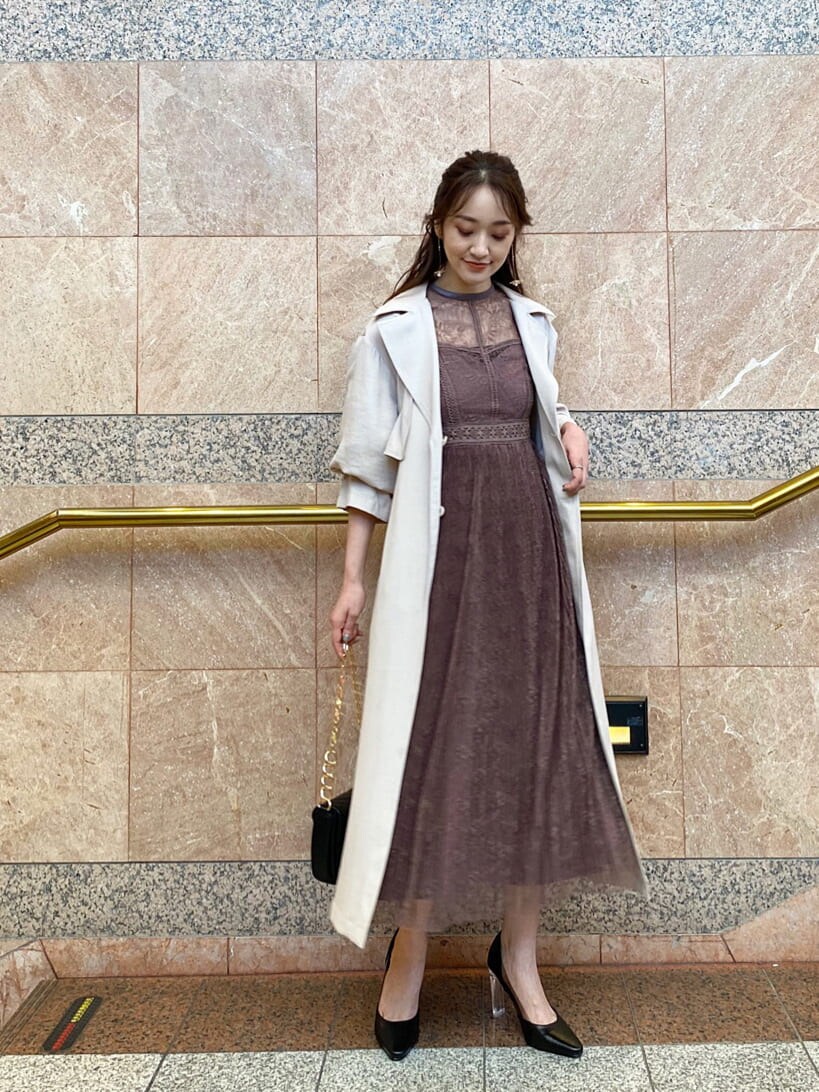 ブラック系のキャミソール、ブラック系のパンプス、ブラック系のハンドバッグを着用したレディースの秋コーディネートの2枚目の写真