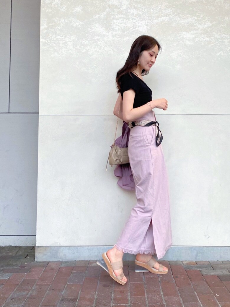 パープル系のシャツ/ブラウス、ピンク系のその他パンツ、ベージュ系のサンダルを着用したレディースの春コーディネートの5枚目の写真