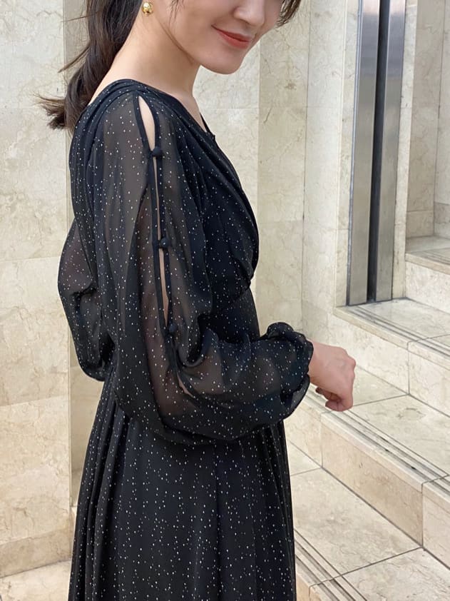 ベージュ系のハンドバッグ、ホワイト系のテーラードジャケット、ベージュ系のブーツを着用したレディースの秋コーディネートの8枚目の写真