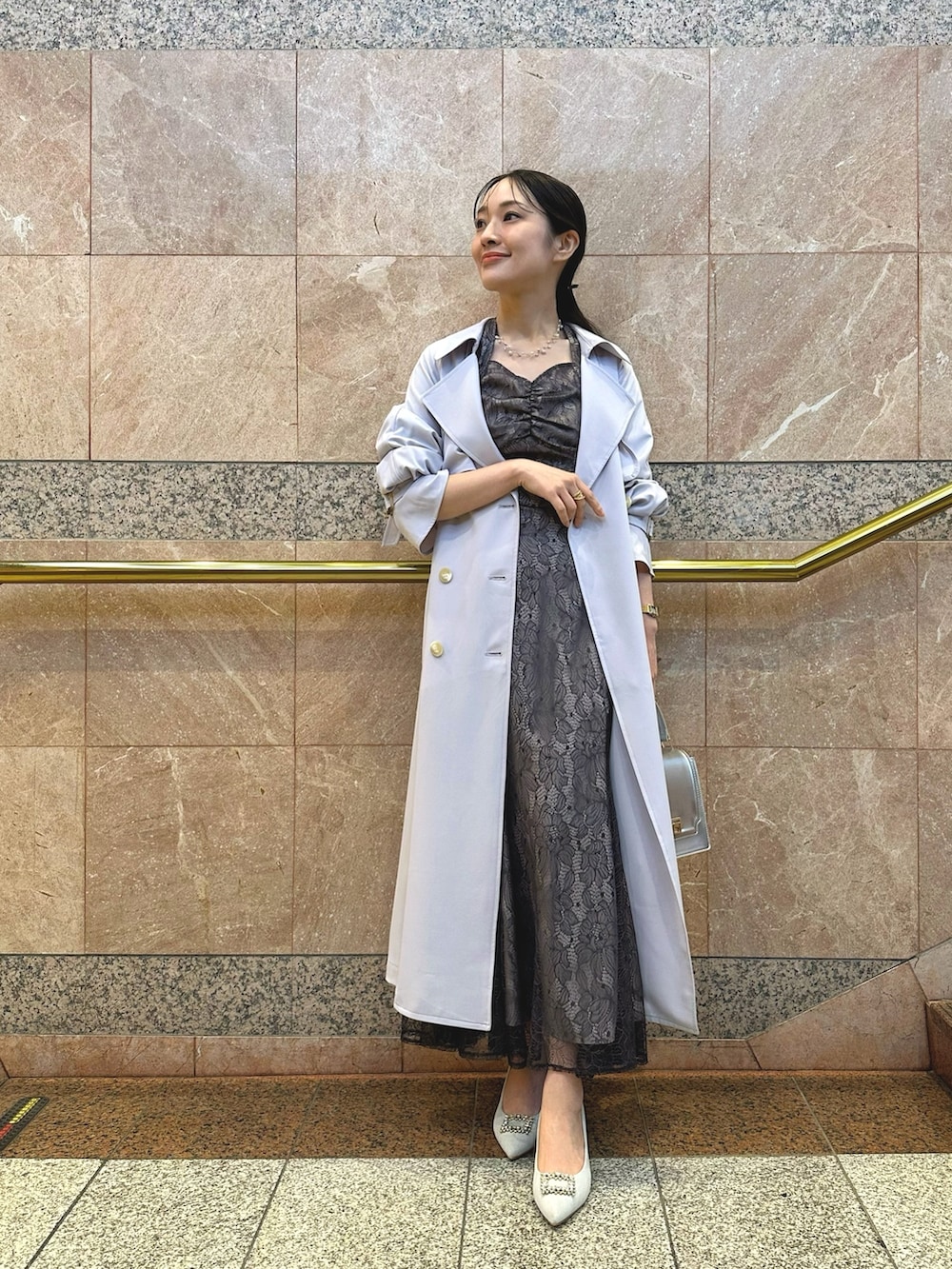 パープル系のスカート、パープル系のシャツ/ブラウス、シルバー系のハンドバッグを着用したレディースの冬コーディネートの2枚目の写真