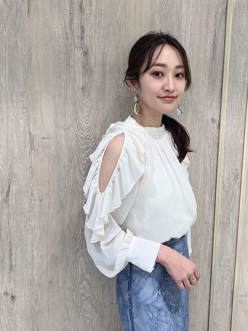 ブルー系のスカート、ホワイト系のTシャツ/カットソー、グリーン系のブルゾンを着用したレディースの冬コーディネートの4枚目の写真