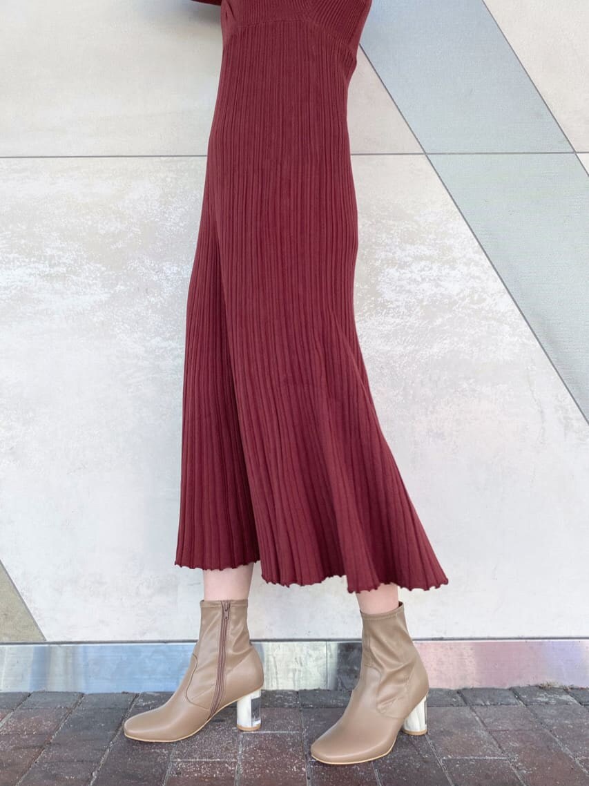 ブラック系のキャミソール、ブラウン系のワンピース、ブラウン系のワンピースを着用したレディースの秋コーディネートの8枚目の写真