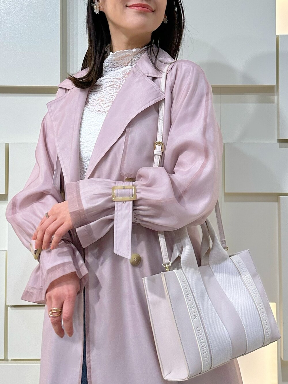 ホワイト系のキャミソール、その他のサンダル、ピンク系のトートバッグを着用したレディースの春コーディネートの5枚目の写真