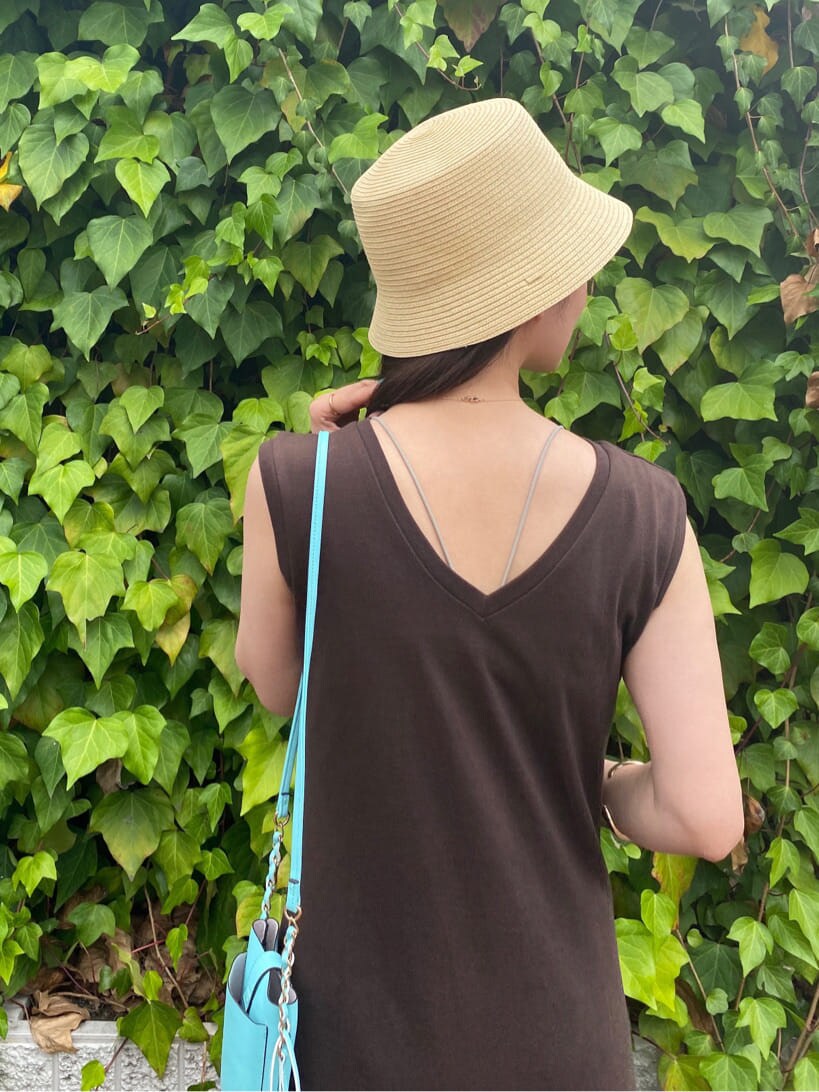 グリーン系のショルダーバッグ、ブラウン系のサンダル、ベージュ系のキャミソールを着用したレディースの夏コーディネートの7枚目の写真