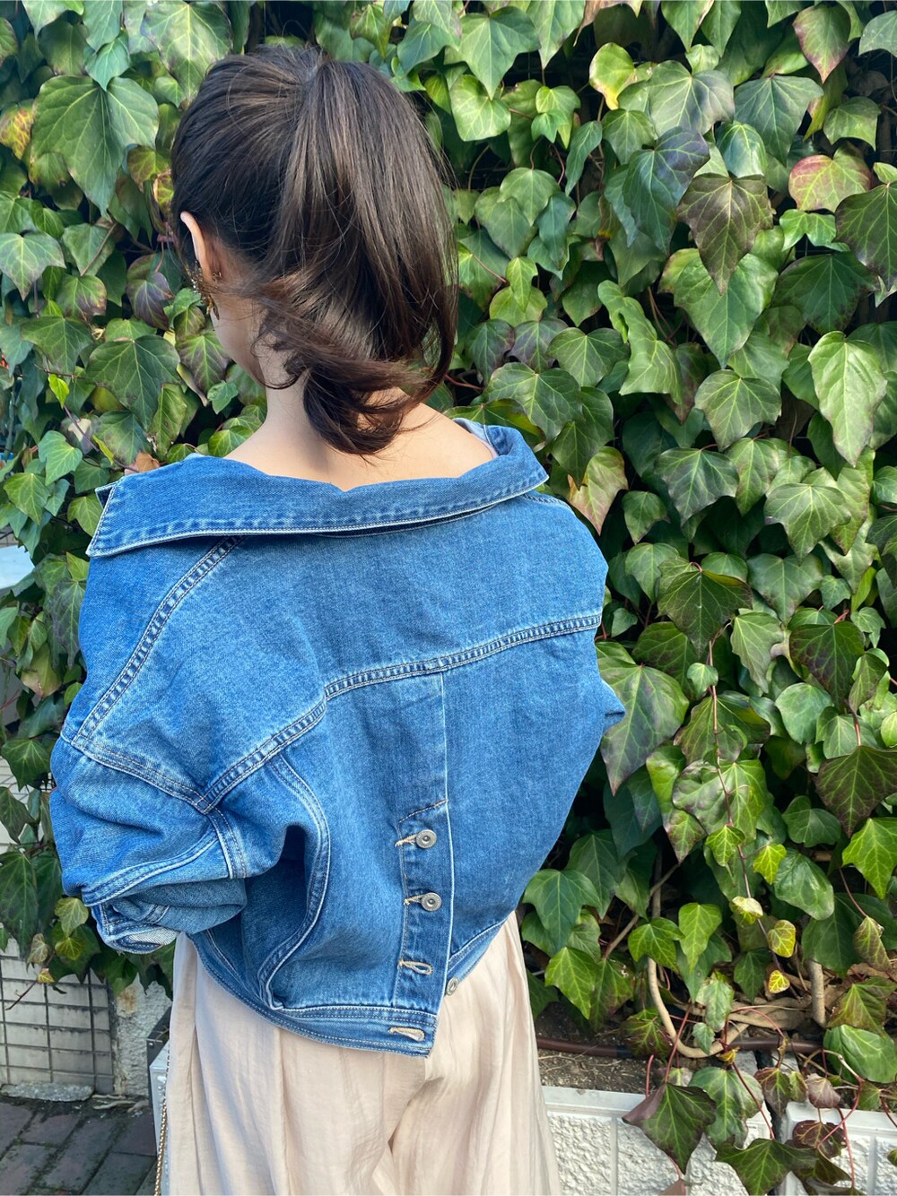 パープル系のワンピース、ベージュ系のその他パンツ、ブラック系のローファーを着用したレディースの冬コーディネートの5枚目の写真