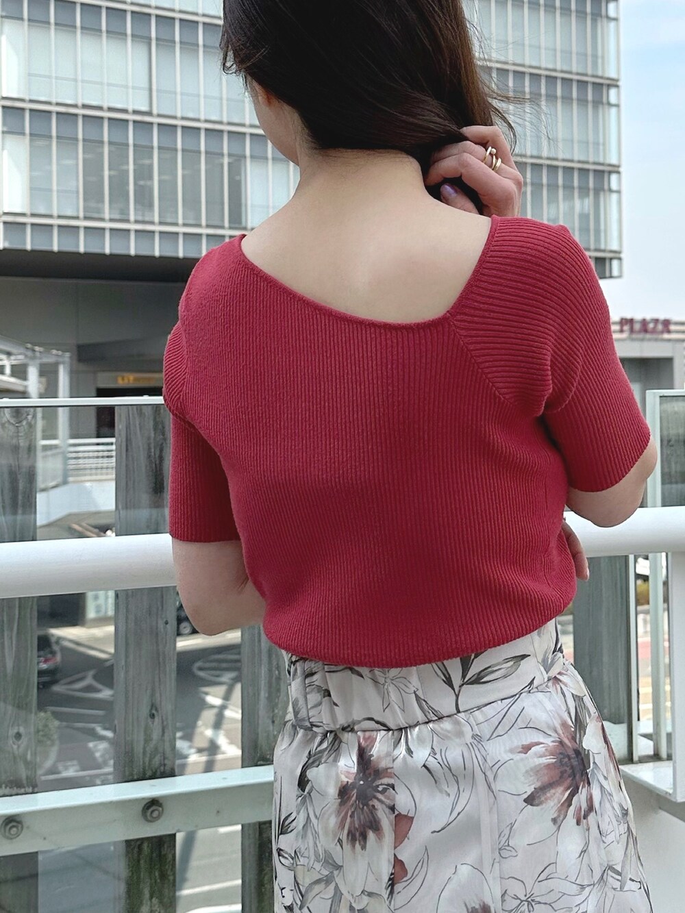 「 MERCURYDUO、マーキュリーデュオ(MERCURYDUO)、マーキュリーデュオ、赤コーデ、スニーカー 白、スニーカースタイル、スニーカー女子、大人フェミニン」｜「PUMAのPUMA×MERCURYDUO スウェードクラシック（スニーカー、グレー系）」を使った、村岡愛美さん（レディース・162cm）の春コーディネートの7枚目の写真